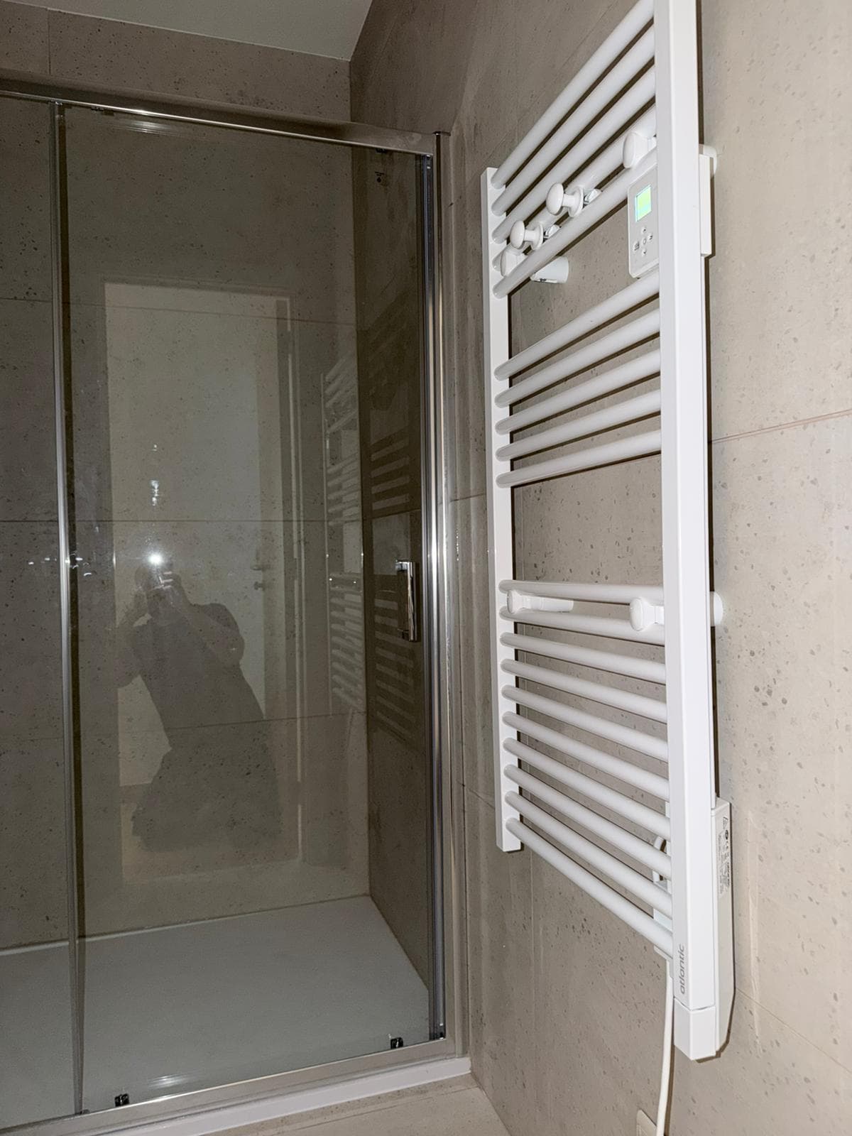 Zen badkamer met inloopdouche en houten wastafel, Brussel