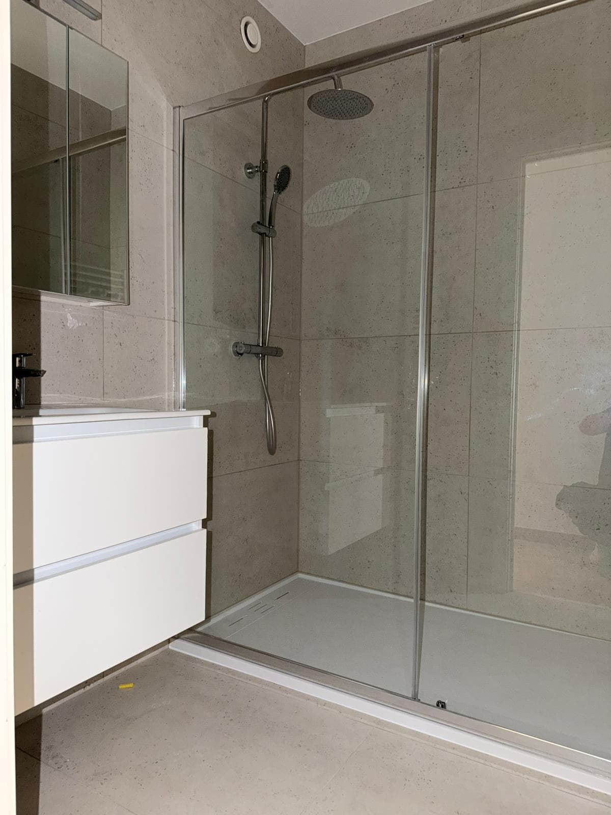 Douche à l'italienne avec paroi vitrée et meuble évier suspendu, Bruxelles