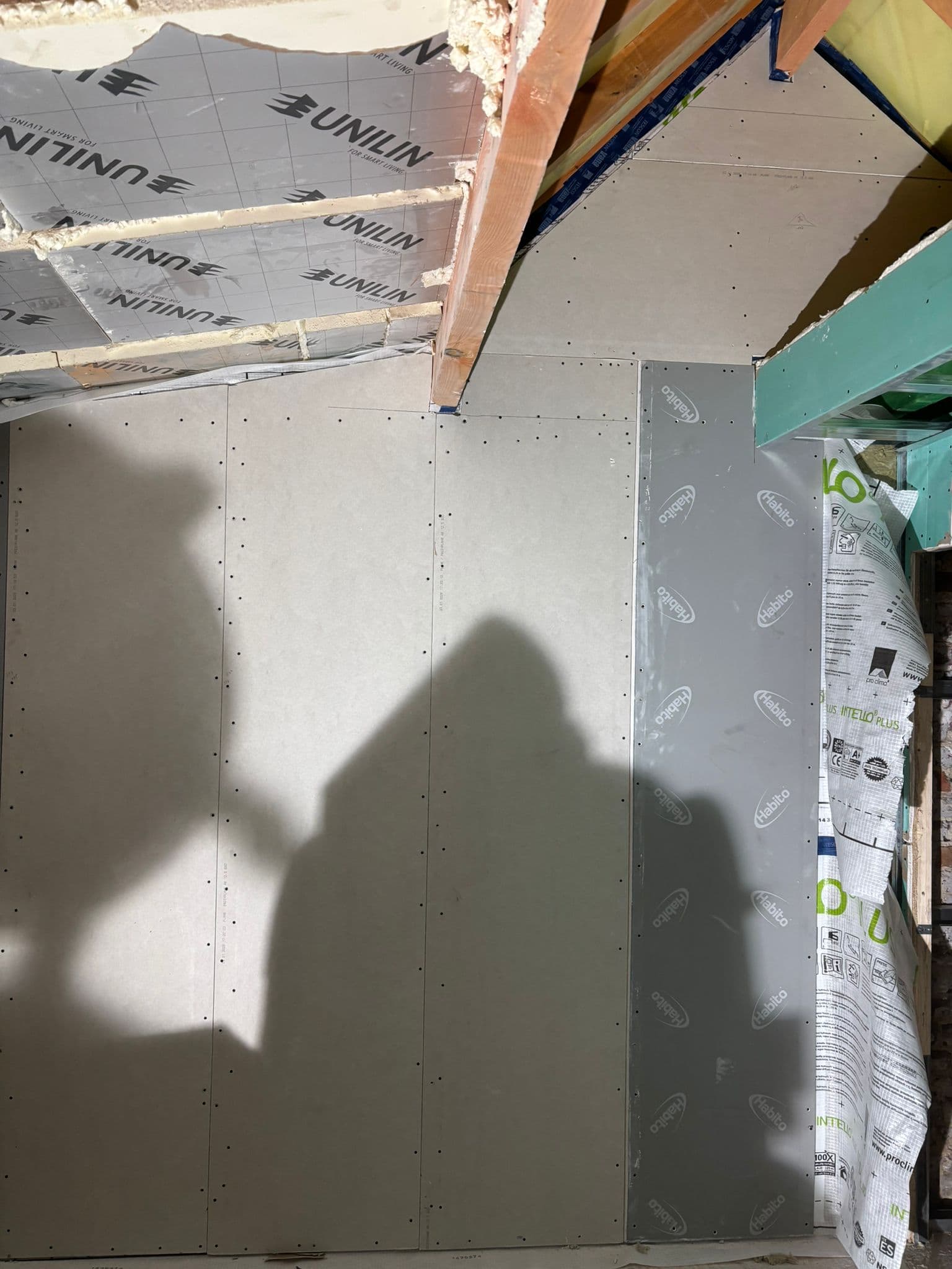 Gipsplaten wanden geplaatst in een ingerichte zolderruimte, Ninove