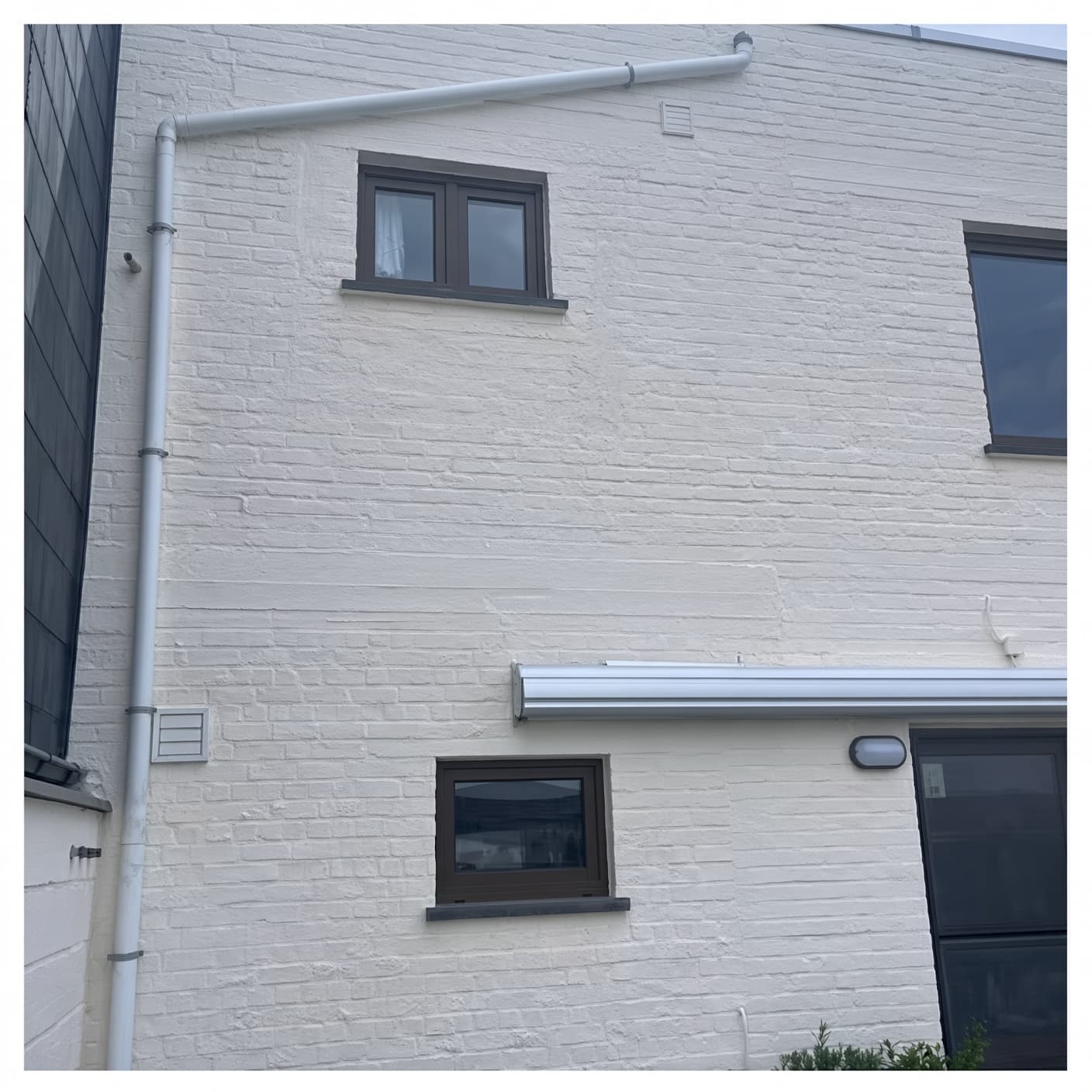 Façade rénovée, briques repeintes en blanc uniforme, Liedekerke