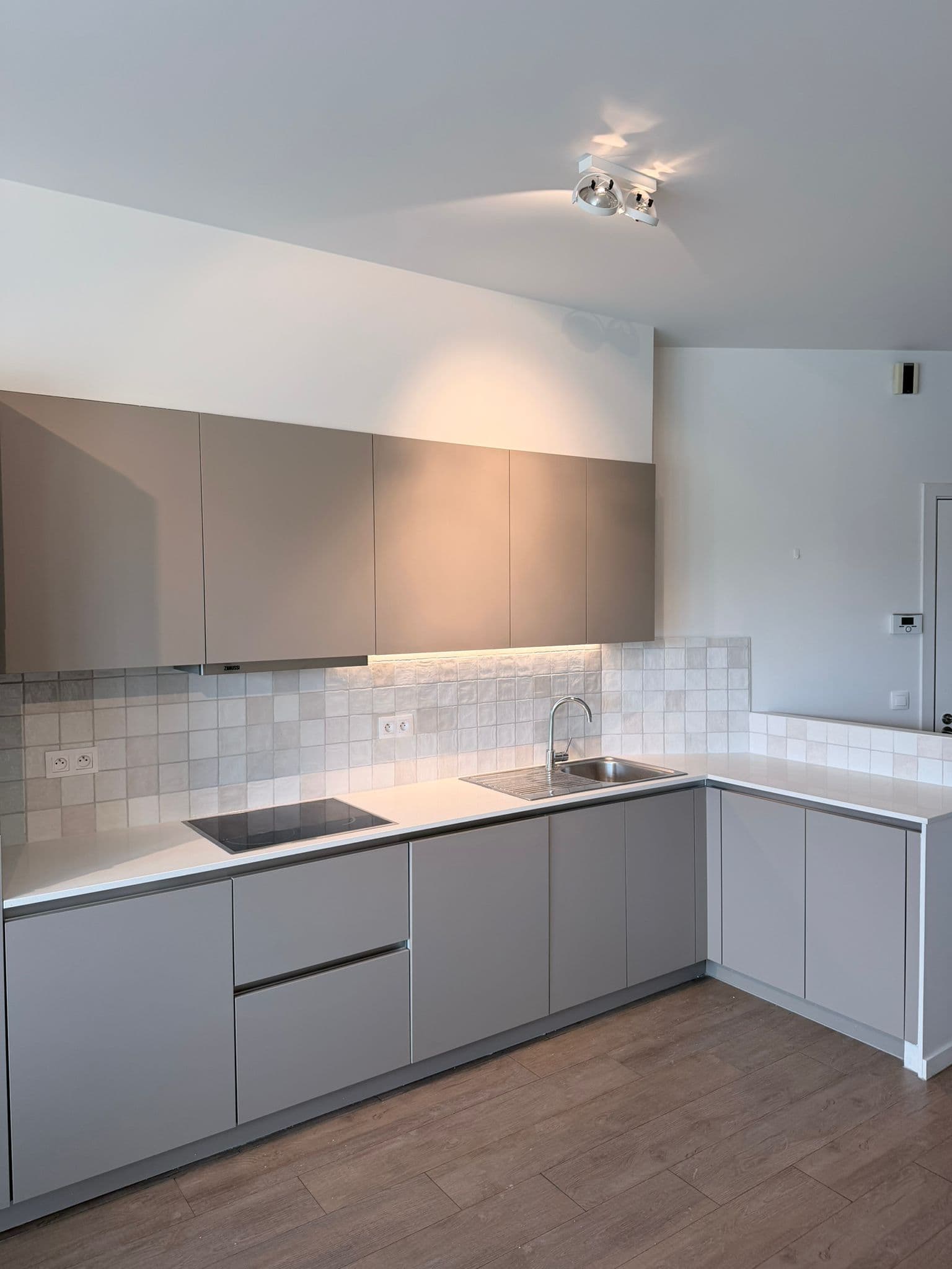 Hedendaagse houten keuken met kookeiland, Ninove