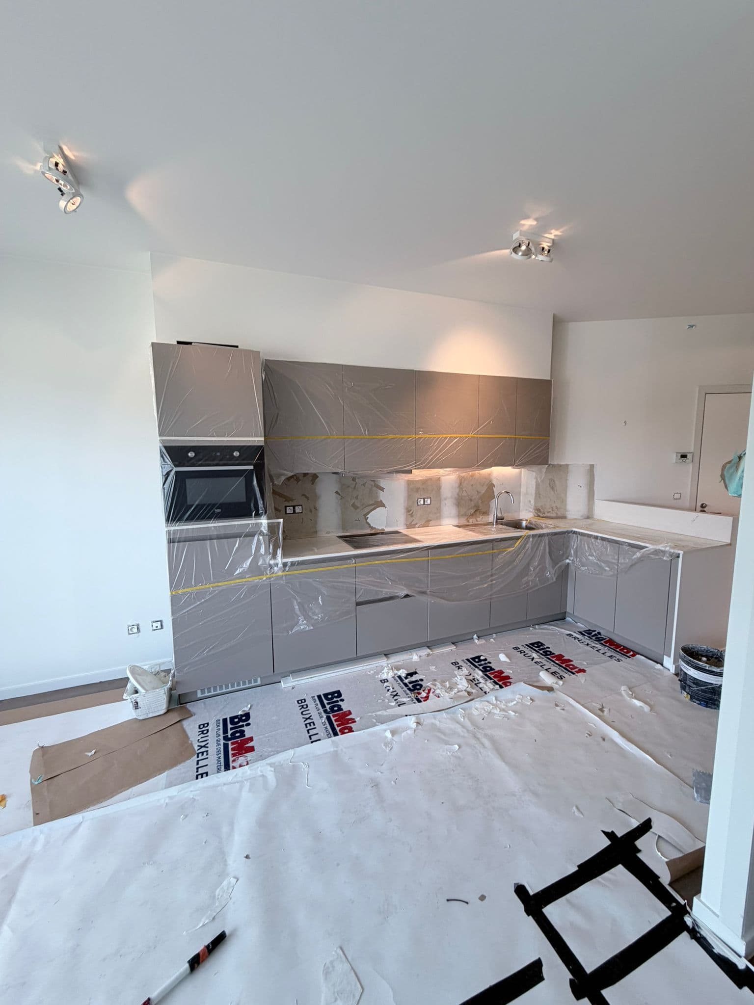 Cuisine grise en cours d'installation, protections de chantier, Bruxelles