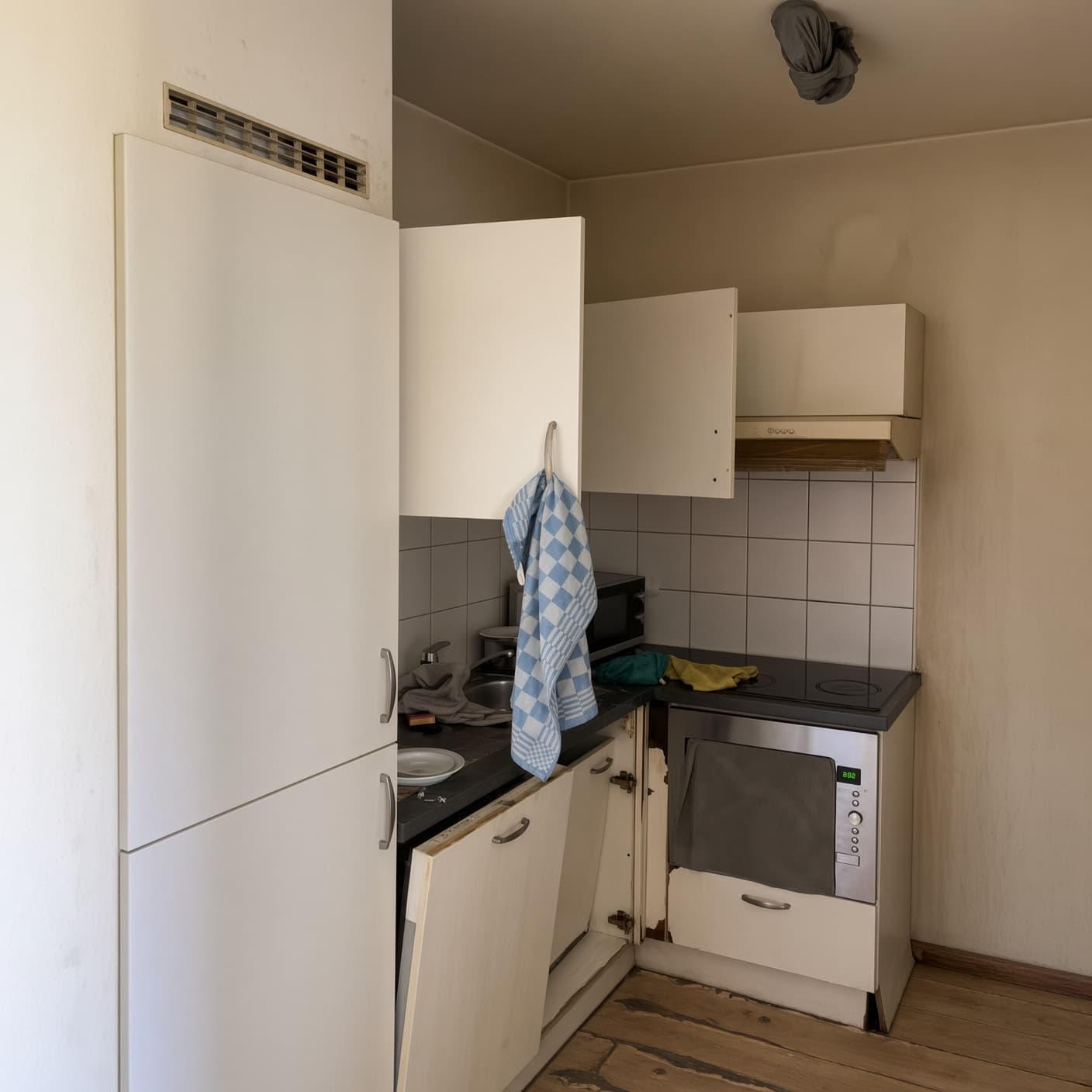 Cuisine abîmée avant rénovation, façades endommagées, Anderlecht