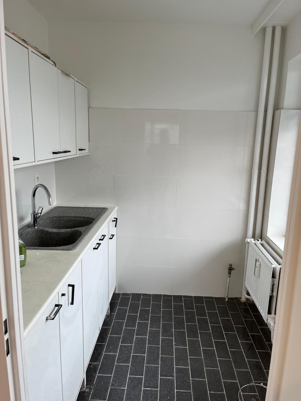 Cuisine contemporaine en bois avec îlot central, Ninove