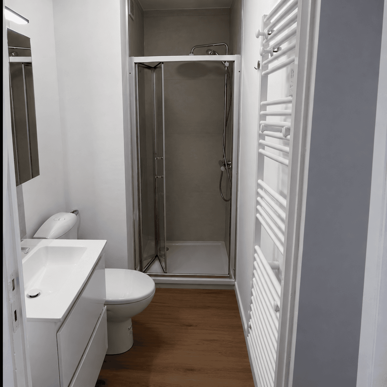 Salle d'eau rénovée avec douche vitrée et lavabo moderne, Anderlecht