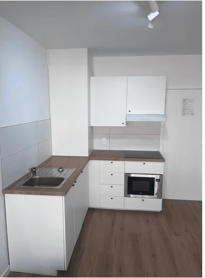 Kitchenette rénovée en blanc avec plan de travail bois, Denderleeuw