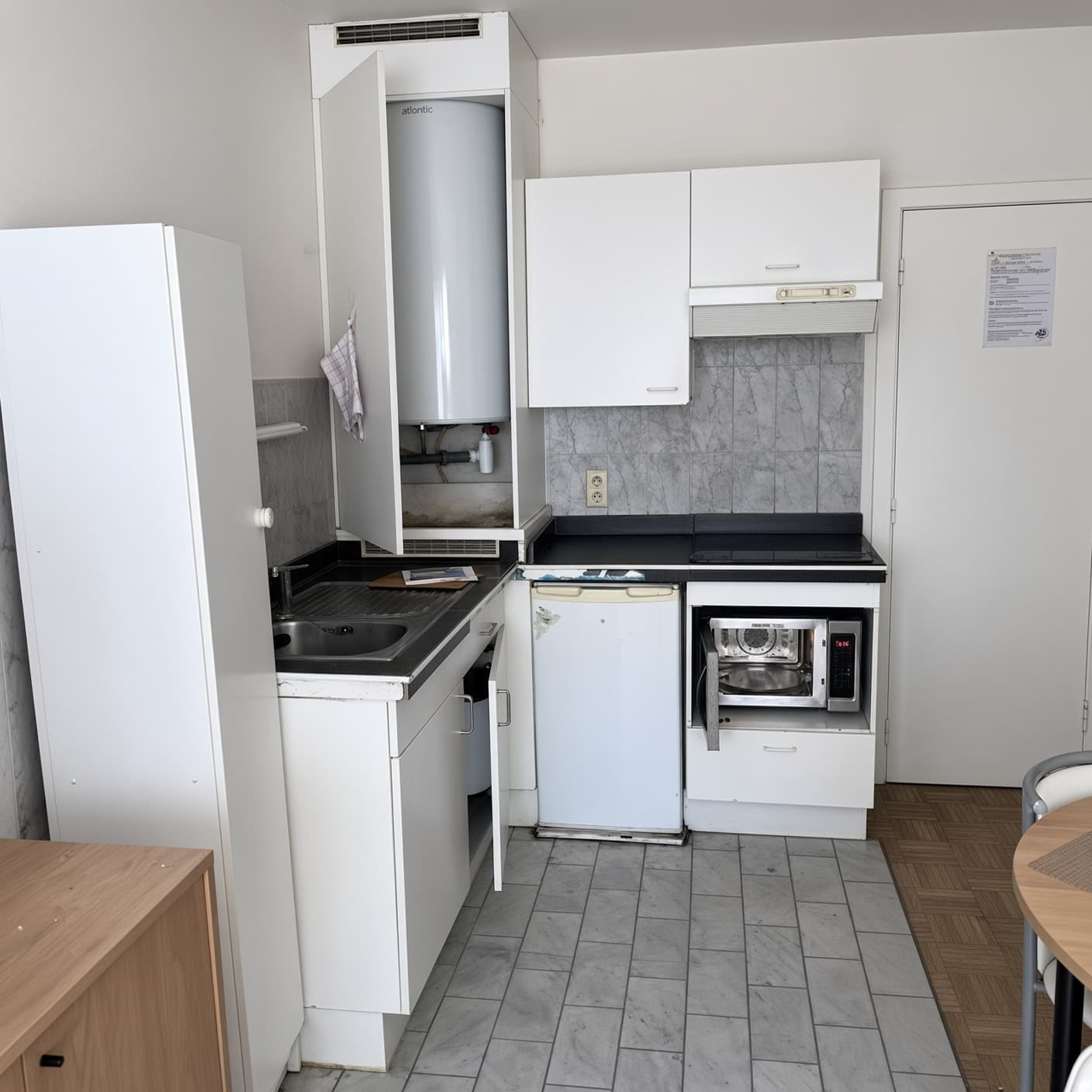 Kitchenette vétuste avant rénovation, chauffe-eau apparent, Denderleeuw