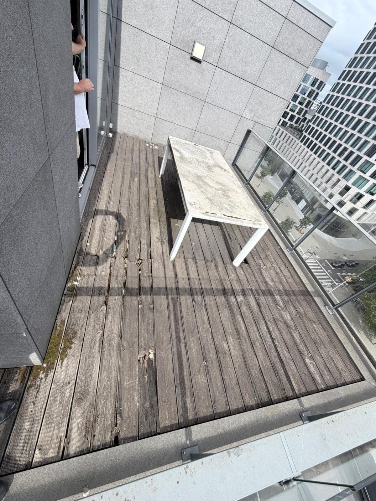 Dakterras vóór renovatie, gebarsten houten planken, Brussel