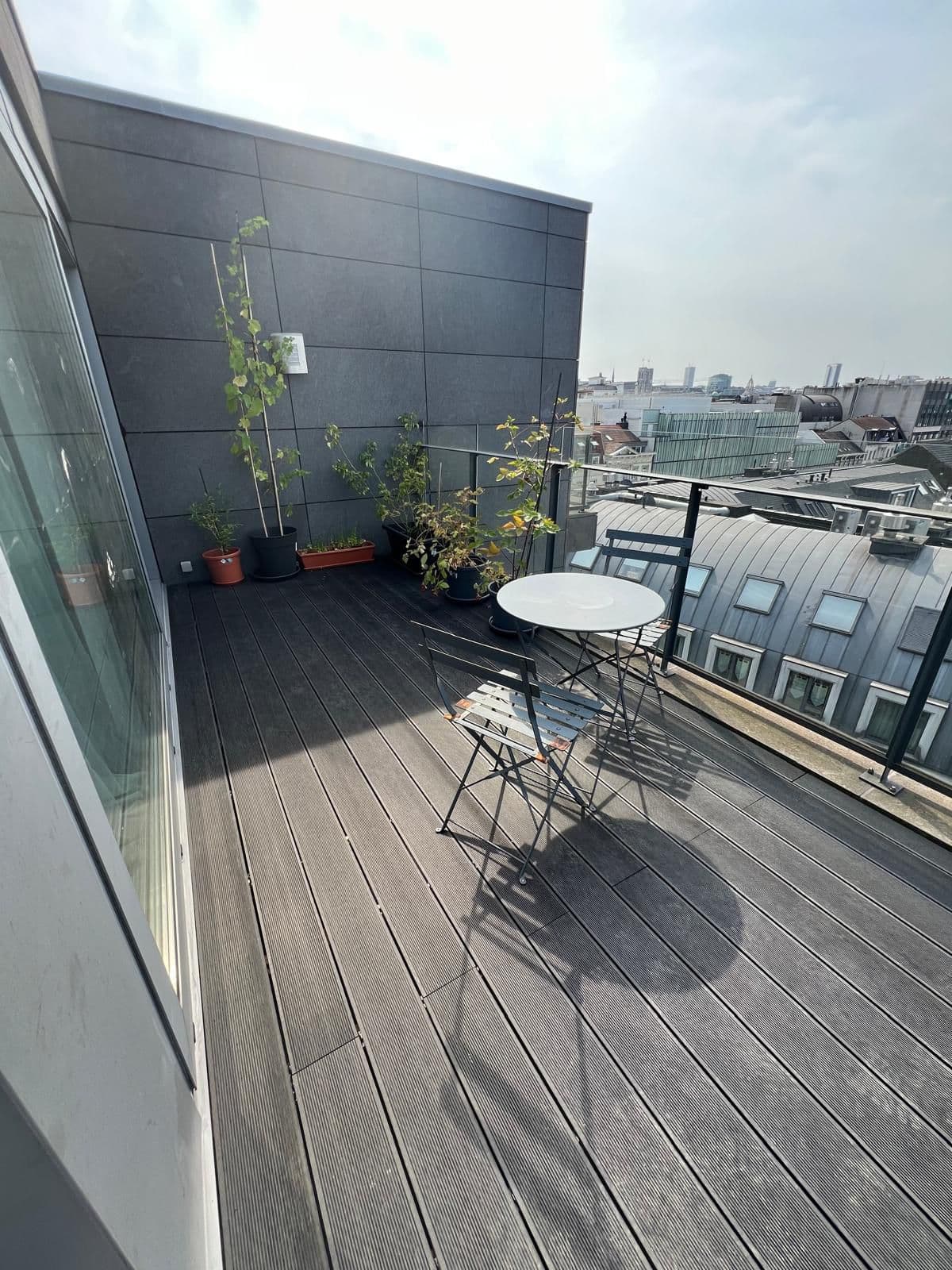 Terrasse en toiture rénovée en composite, vue sur Bruxelles
