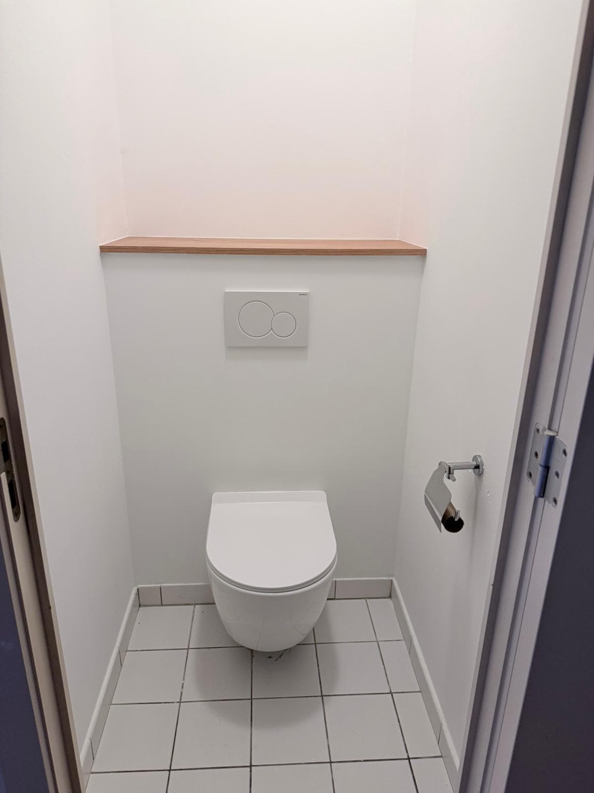 WC rénové avec toilette suspendue, plaque de commande Geberit et tablette bois, Liedekerke